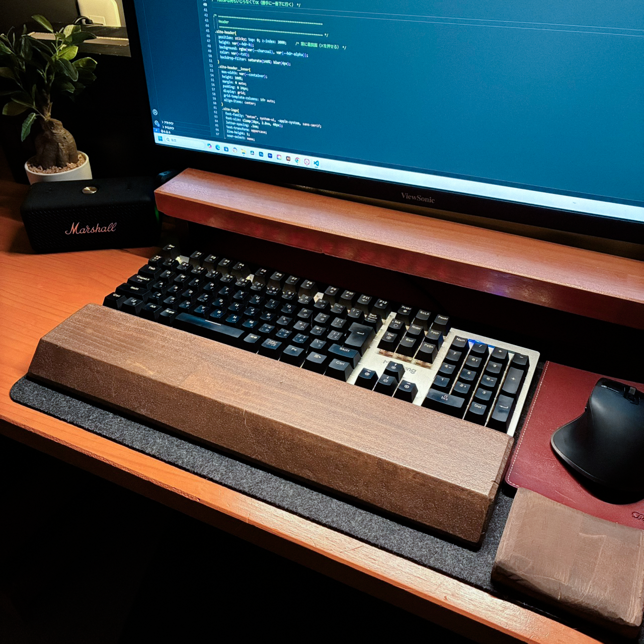 作業デスクとキーボードの写真