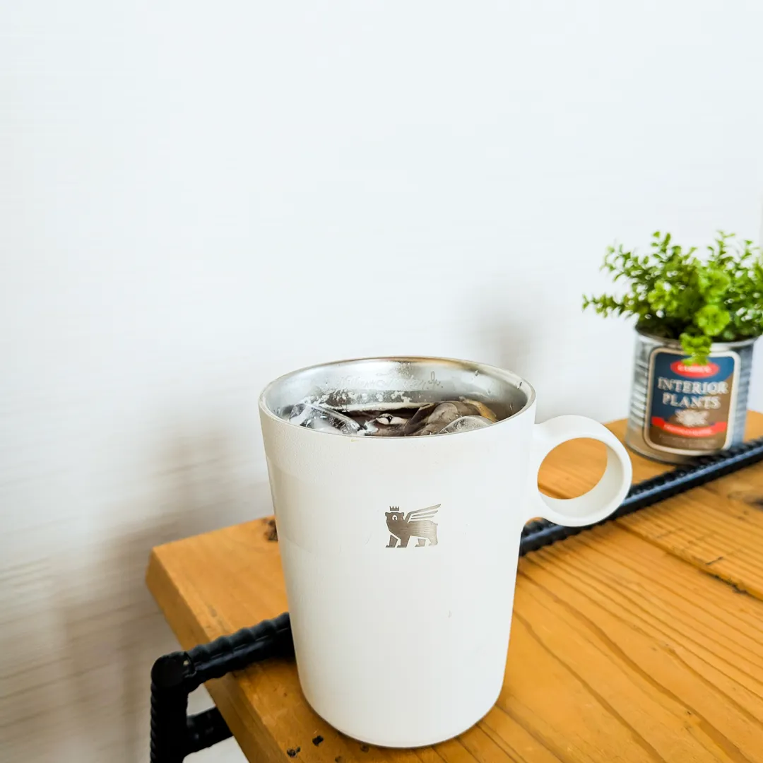コーヒーを飲みながら打ち合わせをするイメージ